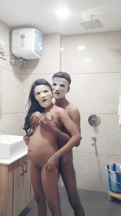 Indiancă desi sexy cu țâțe mari bhabhi futută în baia hotelului