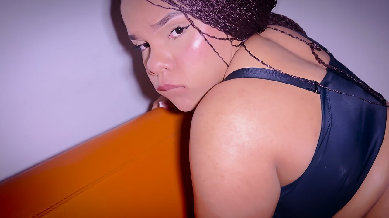 Young brunette with big tits that I met on Tinder fucks me in her living room!! What a delicious squirt!