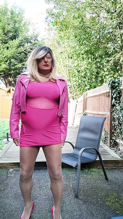 Sexy crossdresser kellycd2022 in mijn roze bodycon jurk en hakken