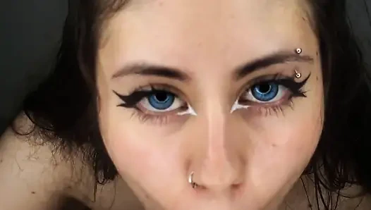 Güzel 18 yaşındaki kız yaraktan tüm dölleri boşaltmayı seviyor