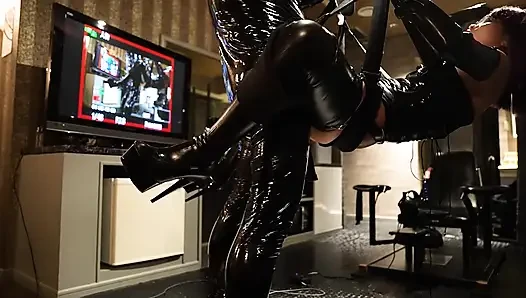 Fittes latex-mädchen