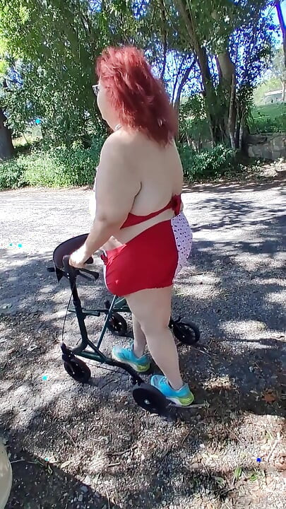 ¡La enfermera grandota Vicki está dando un paseo en su traje de baño Hello Kitty un bikini! ¡Qué más hace!