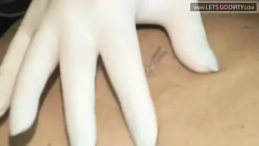 Cowok sange ini lagi asik muasin pantatnya pakai vibrator sambil dientot dari belakang