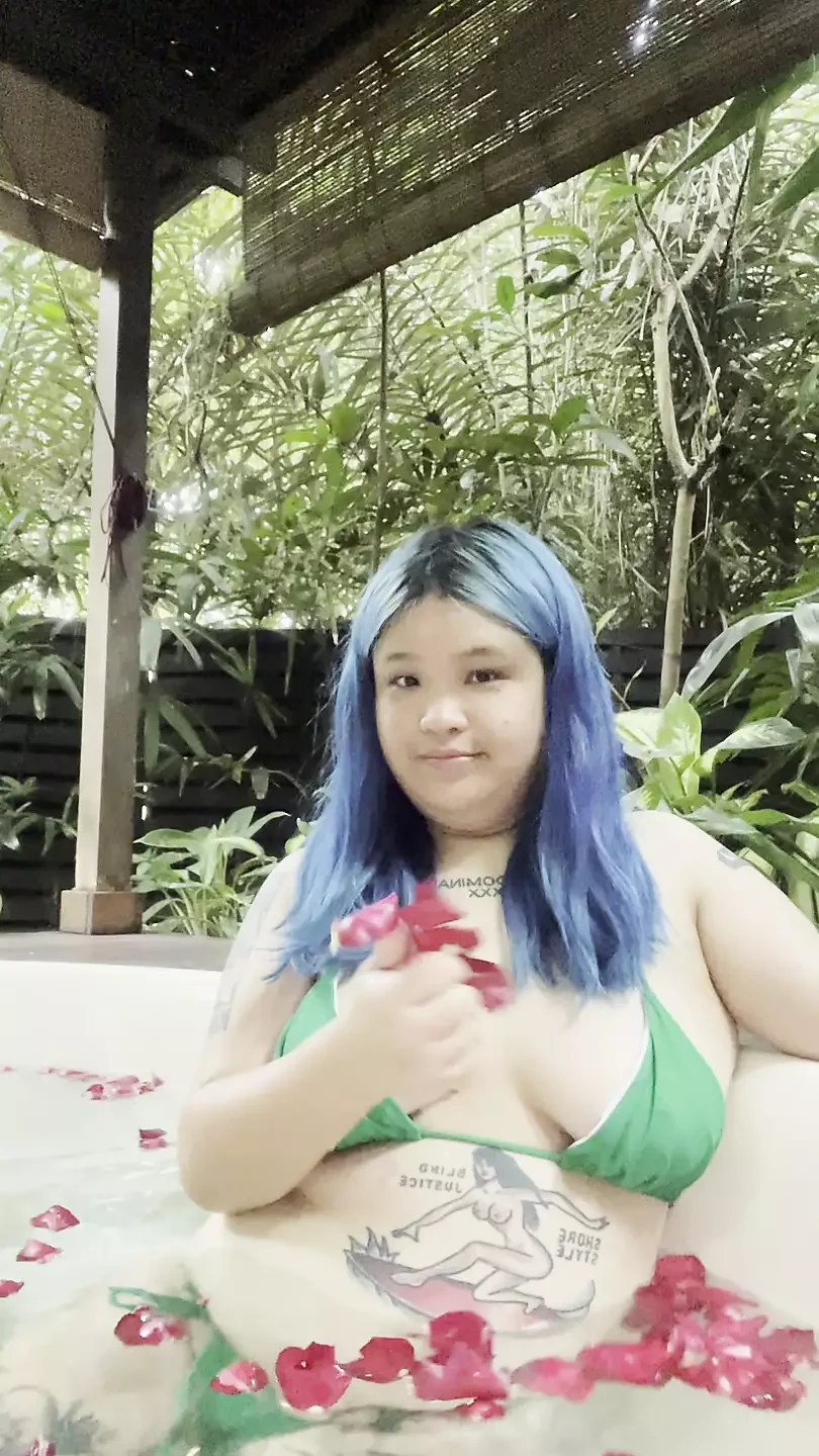Bbw Asya içinde yeşil mikro bikini