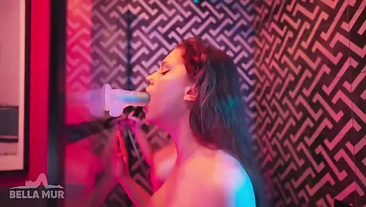 Мокрые игры в душе с Sofia Simens