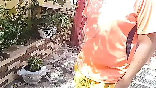 Bedürftige Ehefrau, die verrückt war, und ihr Mann dachten nur ans Videospielen.