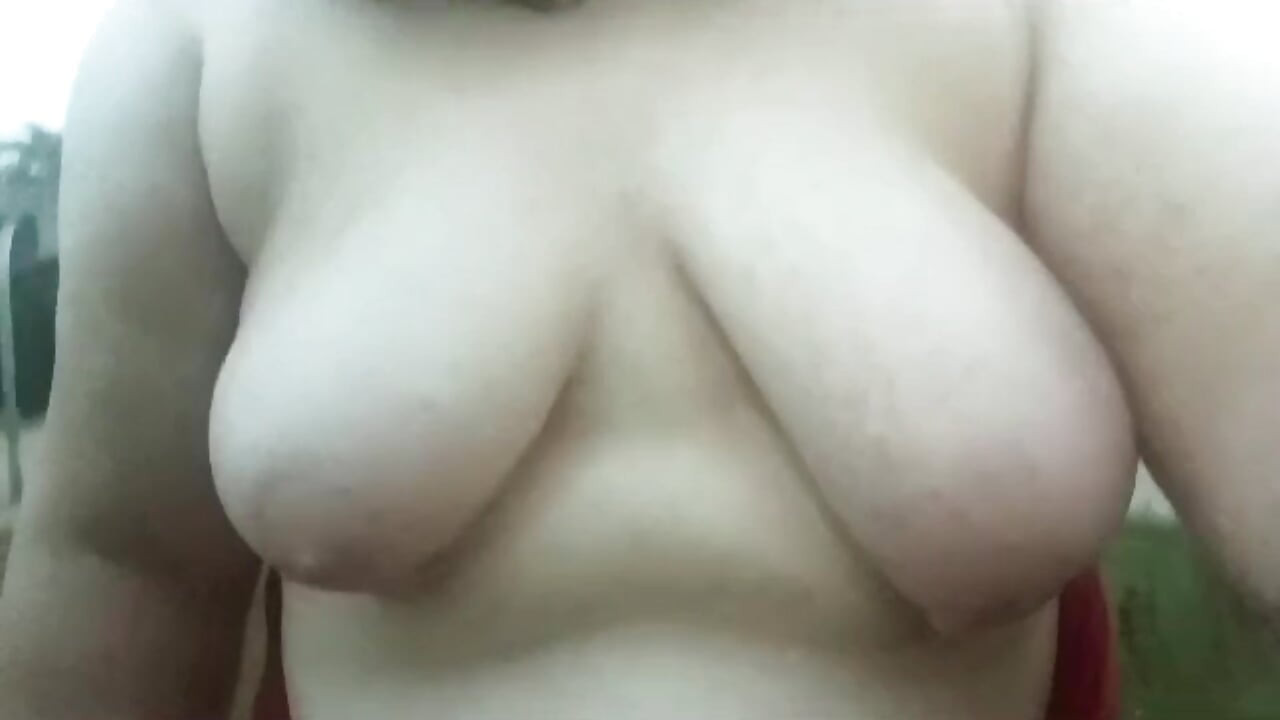 Marcher seins nus dans la nature
