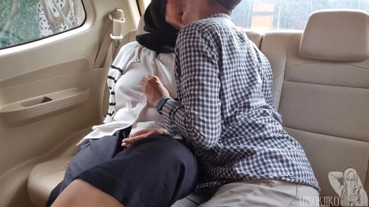 Sembunyi dari suami, aku minta adik tiriku yang berhijab minokiiko masuk ke dalam mobil