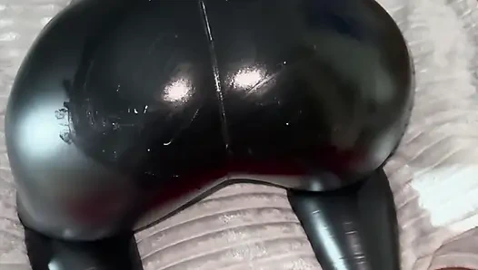 Yaramaz öğrenci kız profesörü emiyor ve deri pantolonuna boşalması için yalvarıyor