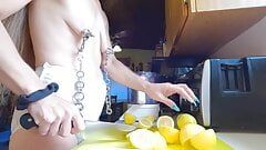 Довга кицька, просто готую лимонад на кухні з моїми м’якими маленькими цицьками.