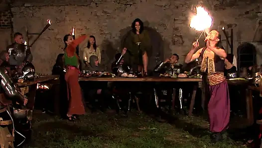 Zwei heiße schätzchen in majestätischer orgie