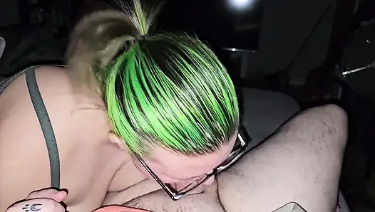 Жена с зелеными волосами сосет и трахается