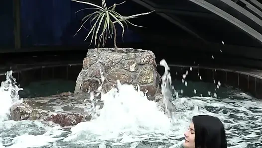 Jenny Simons und Lucy Li essen ihre muschi am pool privat