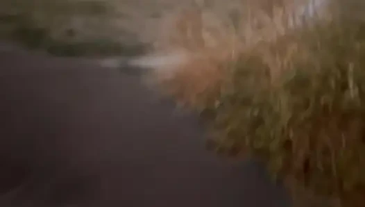 teşhir vücut takımı, çok fazla trafik geçiyor ve bir bankta tamamen çıplak bir mastürbasyon ve piknikte boşalma