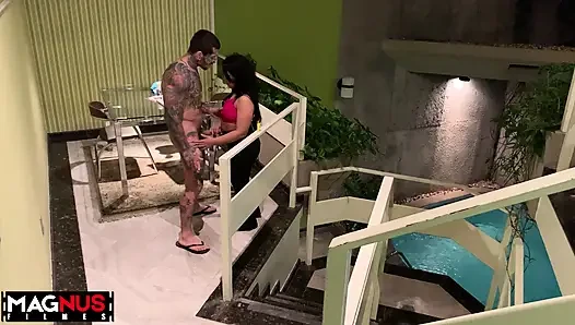 Kurzes mädchen mit dickem hintern hat sex mit einem tätowierten typen.