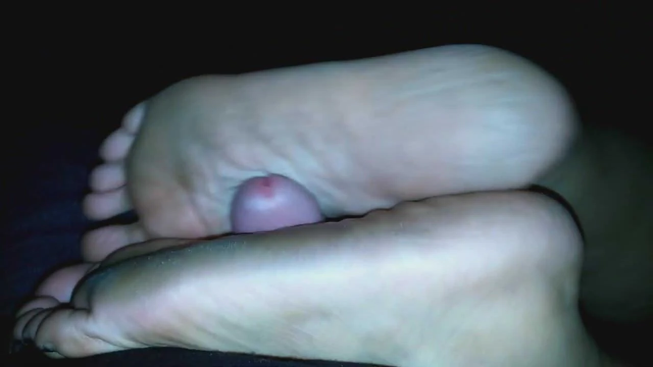 Une amie BBW fait un footjob