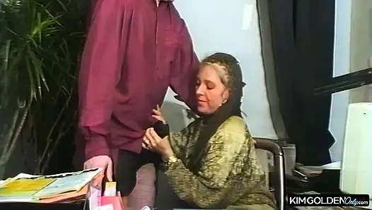 Wilder Buerofick mit leidenschaftlicher Schoenheit