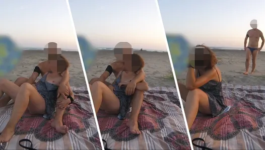 On the public beach I show my pussy to a man and he fingers me until I squirt - MissCreamy