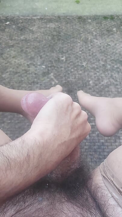 Cumming Hard Outdoors in Nylons