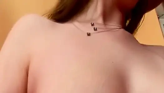 Berambut merah, jika berkarat di bagian atas, basah di bagian bawah