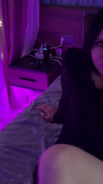 "Astfel de picioare... M-am îndrăgostit de ei."
Sub lumina violetă, el mângâie, strânge, examinează 
Sunt t.me/ZetrationVip aici