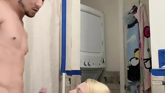 Ngentot diam-diam di kamar mandi