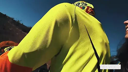 RAUER ANAL AUF SCHMUTZIGEM MOTORRAD. MIA BANDINI