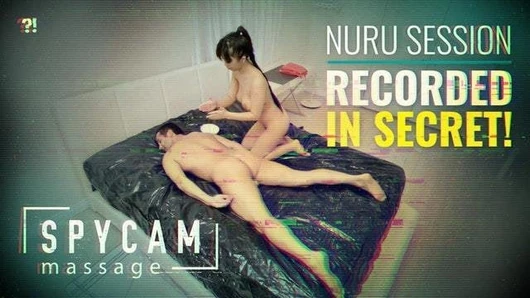 Une caméra surprend un massage nuru asiatique érotique sur une bande