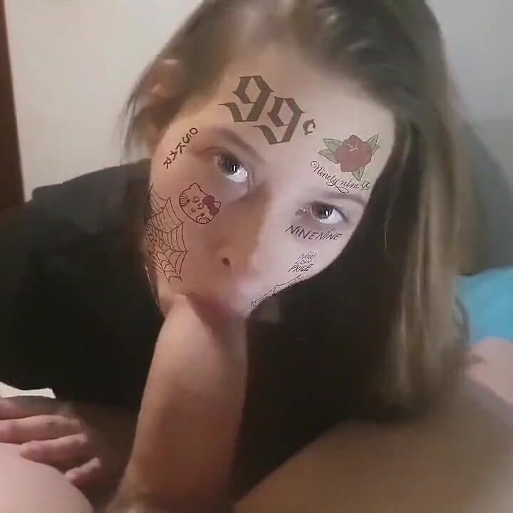Latina puši veliki kurac s Snap filterom