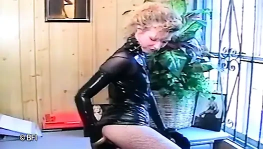 Kuir dominan dan lateks 2 - karet dan es.