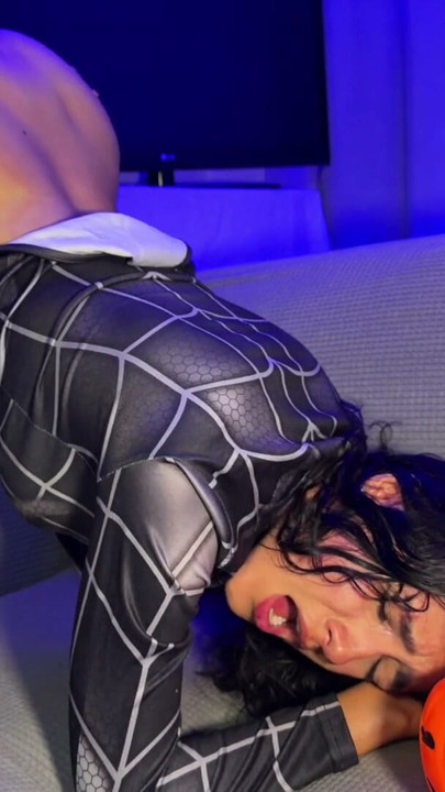 Cewek Latina berpakaian seperti Spider-Girl minta "trick or treat," dan aku isi mulutnya dengan air mani (spesial Halloween 2026) | Klip 1