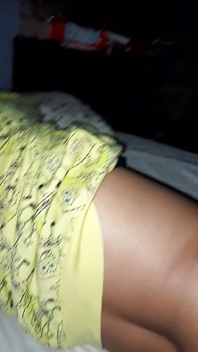 Tatăl meu vitreg intră în camera mea la Dawn și mă fute tare din spate. Cur uimitor
