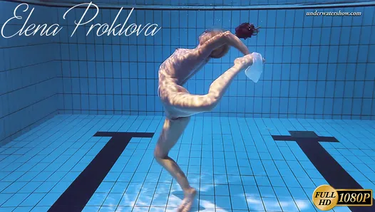 Elena Proklova laat zien hoe sexy je alleen kunt zijn in het zwembad