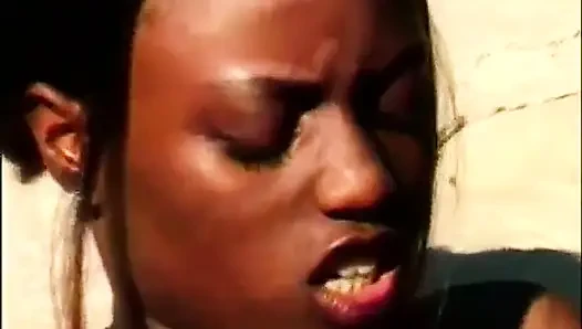 Lesbian cantik kulit hitam jilat memek di kolam renang
