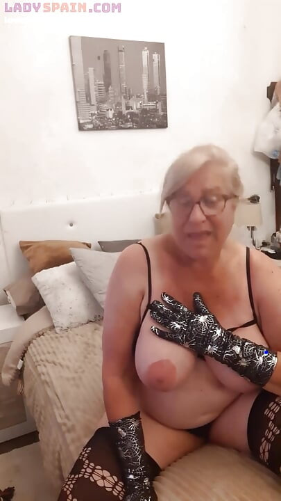 Freche fina benutzt Handschuhe, um sich selbst zu berühren