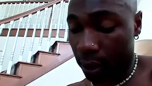 Белую телочку с толстой задницей трахает раком черный ебарь