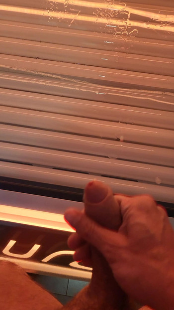 Cumming on used public tanning bed