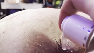 Une salope anale se fait dilater le cul pendant qu’elle est menottée à un harnais