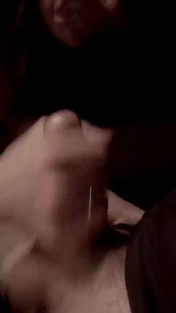 عاهرة تئن من الإسكات على الديك في شاحنة facefuck | مقطع 2