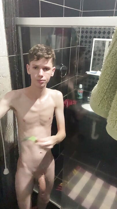 Twink vücudunu gösteriyor ve duşta çıplak
