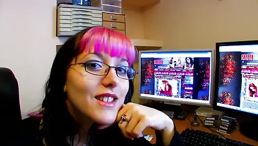 Gadis seksi dengan stoking merah dan rambut berwarna dientot pantatnya