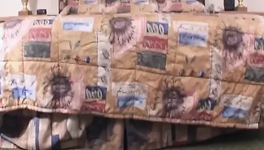 Olgun sarışın orta yaşlı seksi kadın ve esmer sert yarağı paylaşıyor