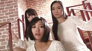 Japanse geile meiden worden hard geneukt na het zuigen van een harde pik