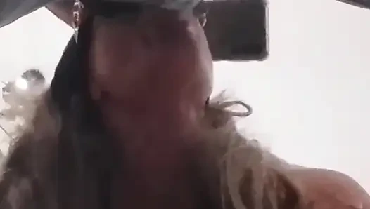 MILF сосёт член с взрывом спермы во рту