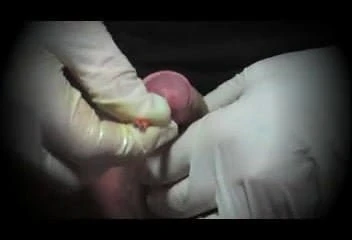 Transsexuală gay cu uretru și pulă cu vibrator