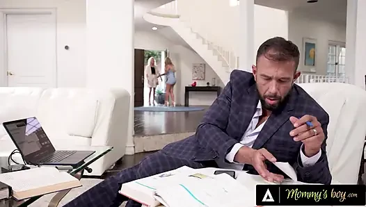 Annesinin oğlu - Lolly Dames kocasının belden bağlamalı anal dp ile cherry kiss'i sikmesinde yardımcı oluyor