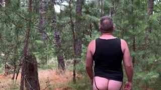 森の中で裸のお尻を見せて