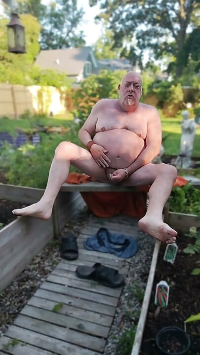 Bucurându-mă de curtea mea - goală!