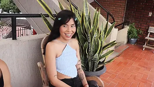 Tetanggaku yang cantik dari kondoku lagi sendirian dan mengundangku untuk minum air di rumahnya