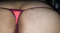Толстяк показывает задницу в розовых стрингах